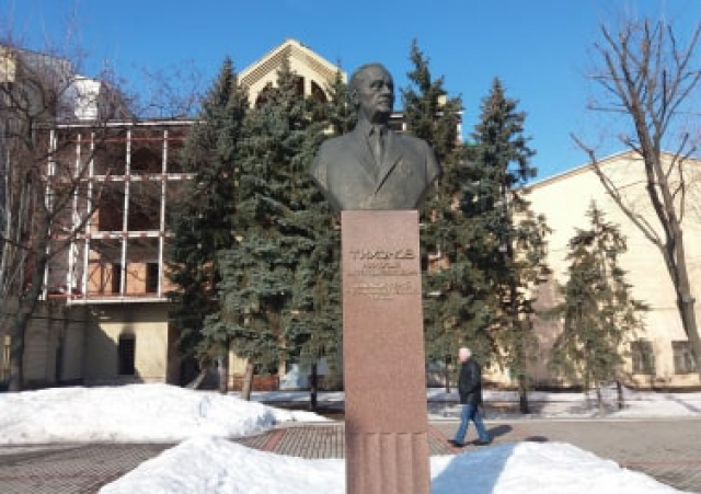 В Харькове демонтировали памятник советскому деятелю