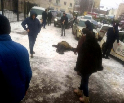 Возле супермаркета в Харькове умер мужчина