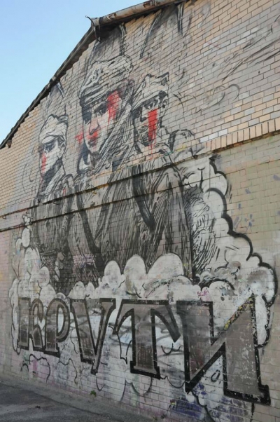 Облили красной краской мурал Героев Крут