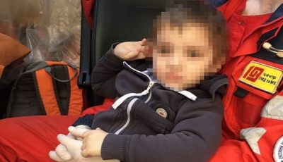 По проспекту в Харькове бродил босой ребенок