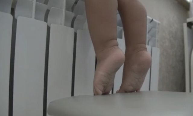 Из окна многоэтажного дома выпала годовалая девочка – ее состояние тяжелое