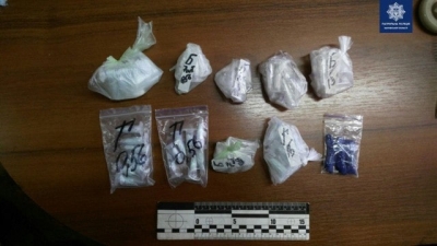 Харьковчанку, разносившую наркотики по «закладкам», заметили патрульные полицейские