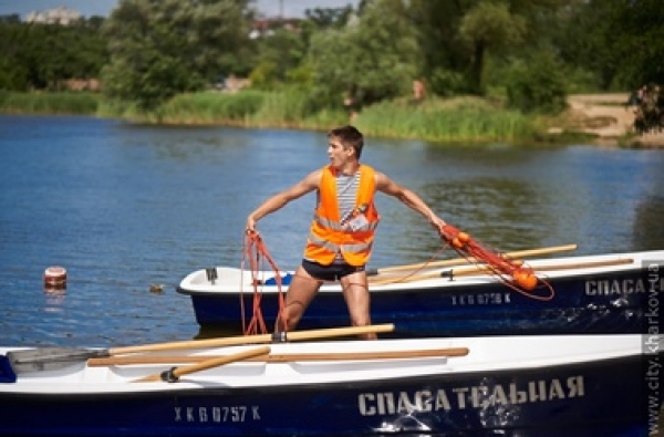 Спасатели патрулируют пляж в районе Сортировки