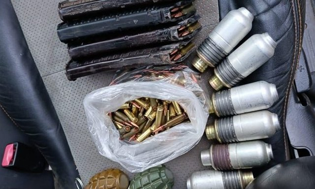 В автомобиле иностранца нашли автомат, гранаты и запалы
