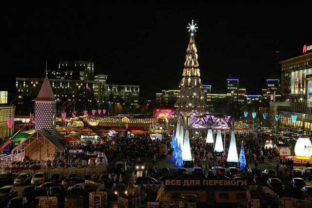 Главная елка Харькова засияла десятками тысяч огней (видео)