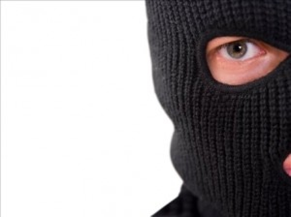 Двое мужчин совершили разбойное нападение