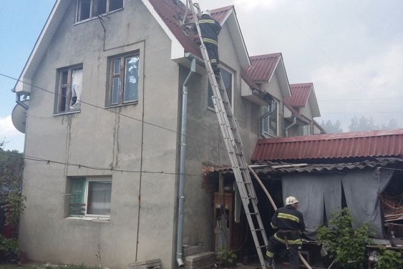 Под Харьковом 5 часов горели дачи: есть пострадавшие (фото)