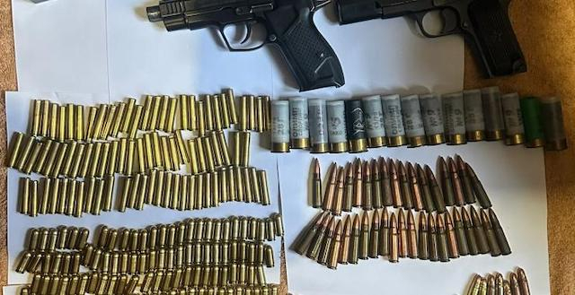 У жителя Лозовской громады нашли два пистолета с патронами