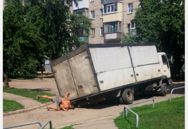 В Харькове грузовик частично провалился под асфальт (фотофакт)