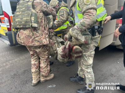 Российский беспилотник ударил по служебному и гражданскому автомобилям в Купянске