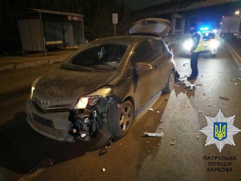 Оторвавшееся на ходу колесо грузовика изуродовало иномарку (фото)