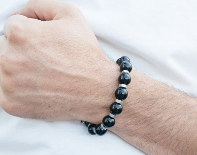 Что означают мужские браслеты из камней на руке у мужчины
