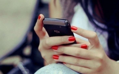 Девушка похитила модный смартфон