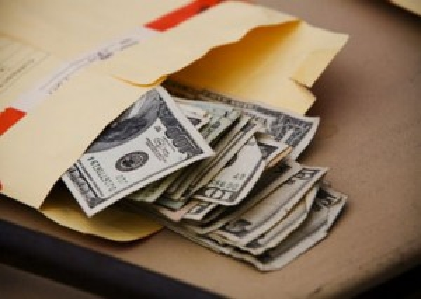 Военного комиссара уличили в получении взятки