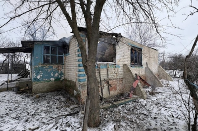 Пострадавшую во время обстрела семью вывезли из села Новоосиново – помогли военные