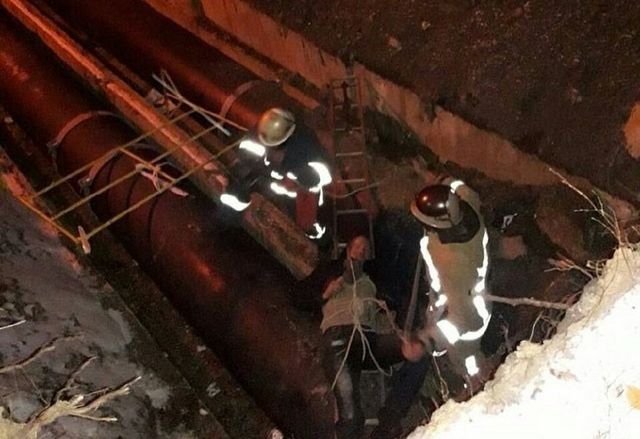 В вырытую коммунальщиками яму упал мужчина (фотофакт)