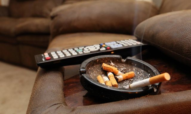 Пожар в квартире – хозяйка сама погасила огонь и спасла своего мужа