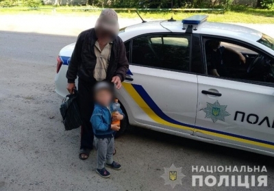 Во время прогулки в лесу потерялся 3-летний малыш