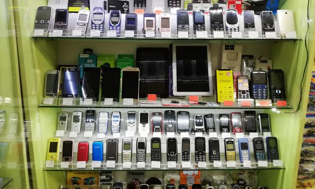 Из киоска на просп. Гагарина в Харькове похитили мобильные телефоны и роутеры