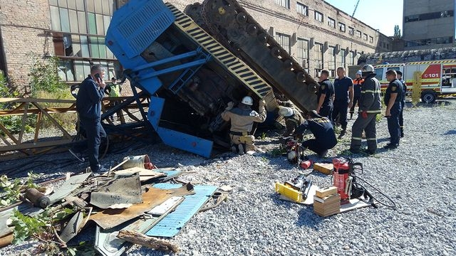 Во дворе одного из предприятий Харькова рухнул кран – есть пострадавший