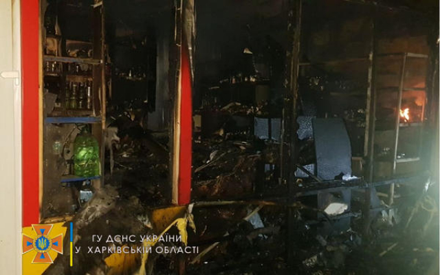 Ночью на Салтовке полностью сгорел торговый павильон