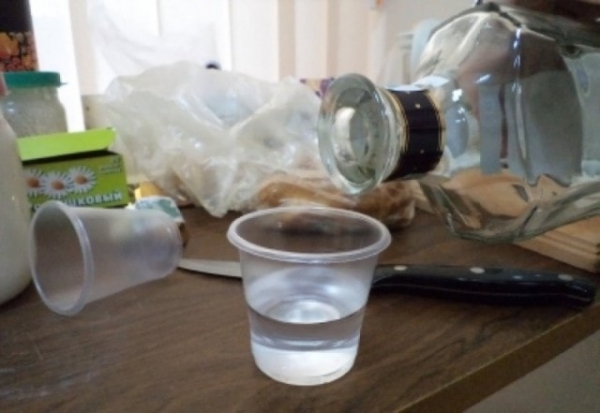 Пьяный житель Харьковщины с ножевым ранением пришел домой и лег спать