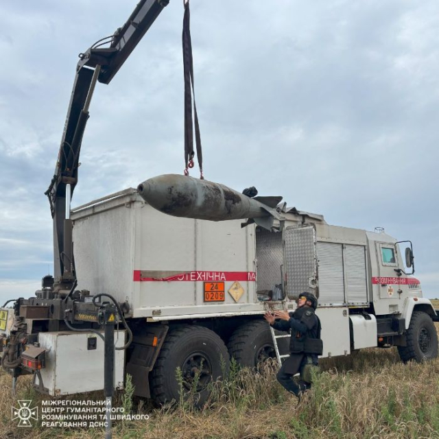 Во время покоса травы аграрии нашли в поле неразорвавшуюся бомбу
