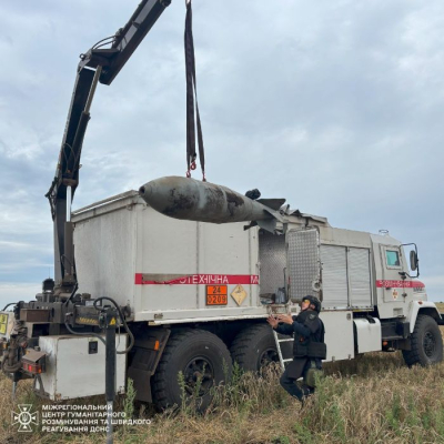 Во время покоса травы аграрии нашли в поле неразорвавшуюся бомбу