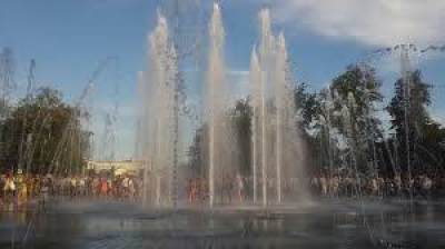 Самый крупный «сухой» фонтан Украины открыли в Харькове