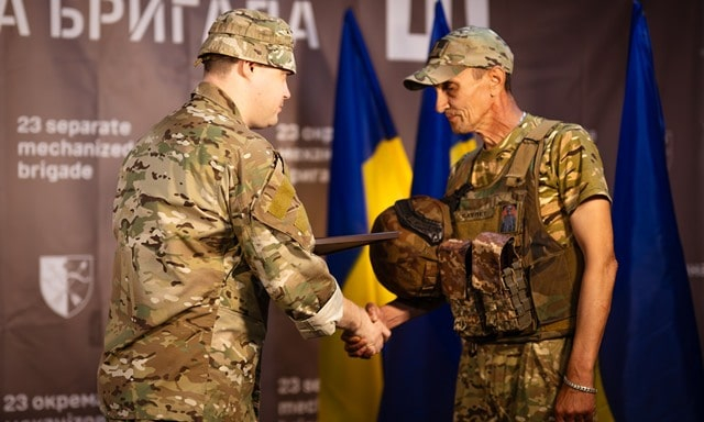 Военнослужащий из Харьковщины получил награду за бой на Донбассе