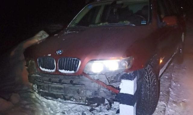 В Чугуевском районе девушка угнала машину и врезалась в бетонные столбы