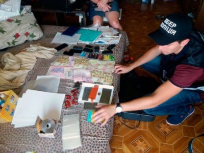 Полицейские Харьковщины задержали группировку, поделывающую документы гособразца (видео)