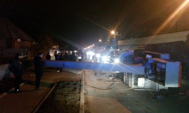 Завалившаяся спецтехника перегородила дорогу харьковчанам (фотофакт)