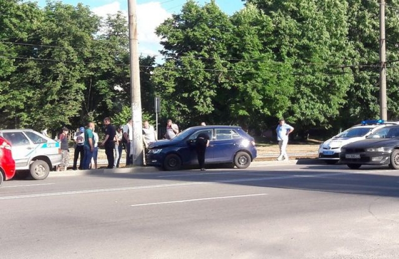 В Харькове мужчина завладел авто, угрожая пистолетом, а после врезался в столб (фото)