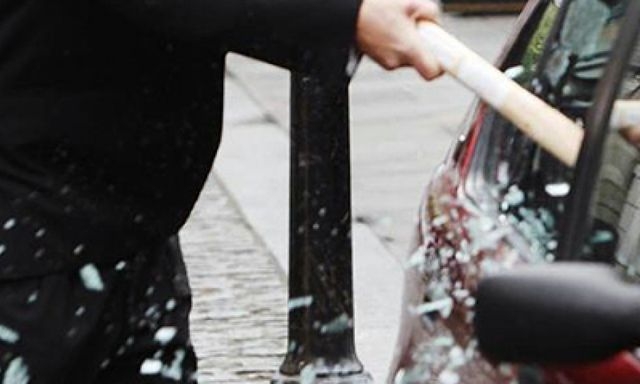 Неизвестный мужчина битой разбил служебный автомобиль энергетиков