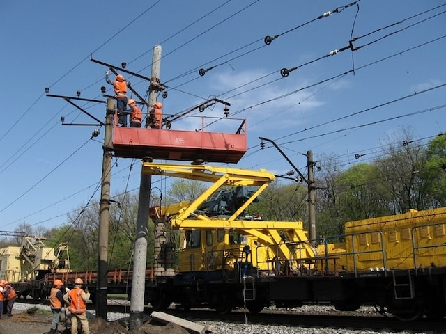 На железной дороге области восстанавливают контактные сети
