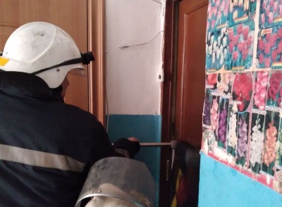 Спасатели помогли медикам попасть в квартиру, где находилась женщина с инсультом