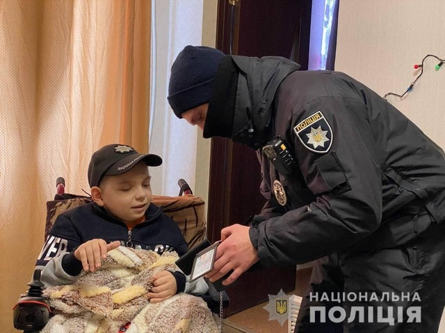 Полицейские Чугуевского района привезли подшефному подарки к Новому году