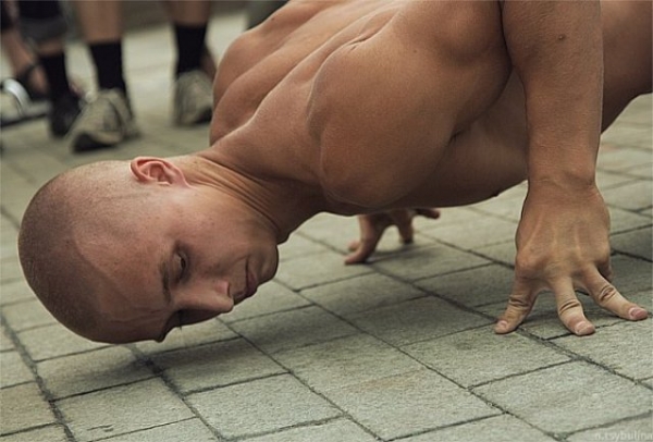 В Харькове отжимались 715 человек