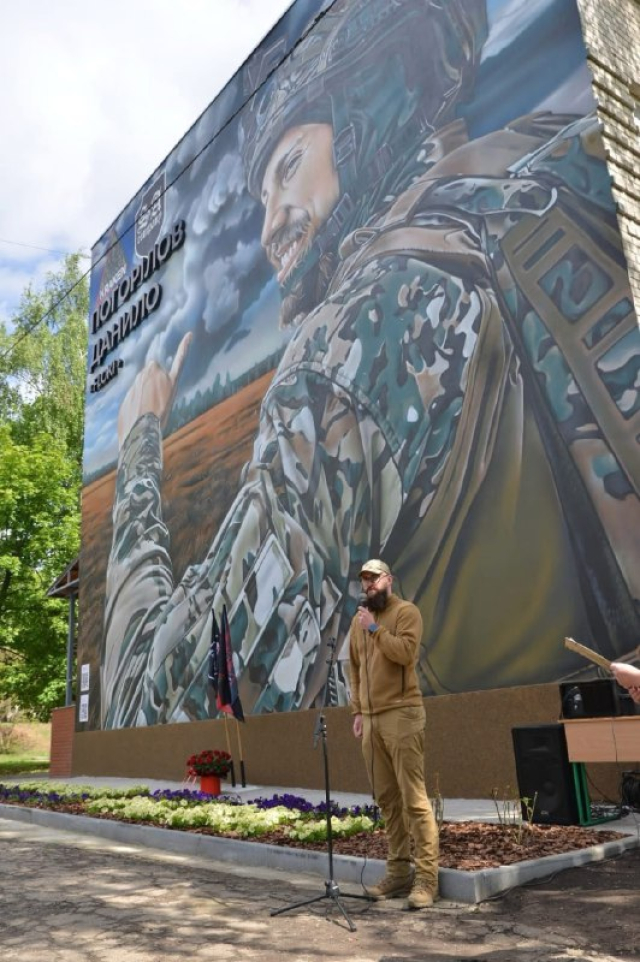 В лицее № 175 открыли мемориальную доску и мурал в честь павшего воина «Кракена»