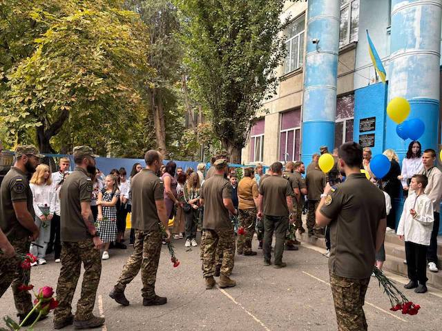 В гимназии № 120 открыли мемориальные доски погибшим защитникам