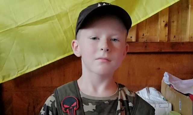 Сын погибшего защитника Украины передал деньги на каску для бойца