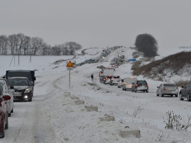 Автотрассу Харьков-Киев разблокировали с помощью военной техники