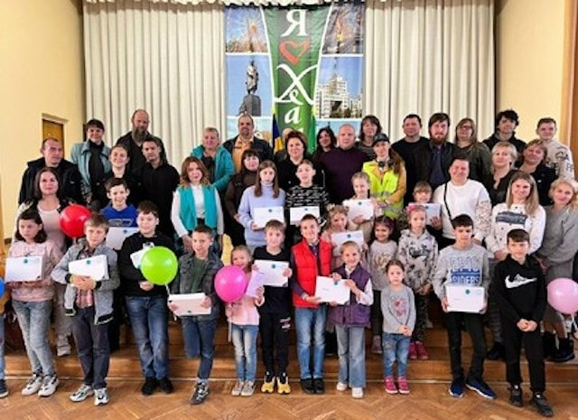 Школьников из многодетных семей обеспечили гаджетами