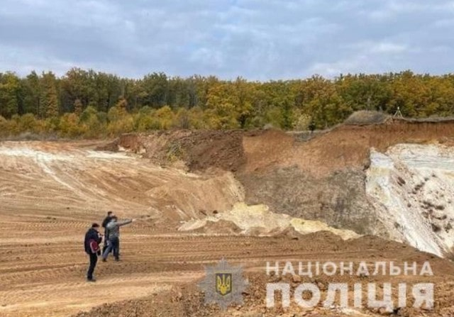 Фермер на своем земельном участке добывал песок