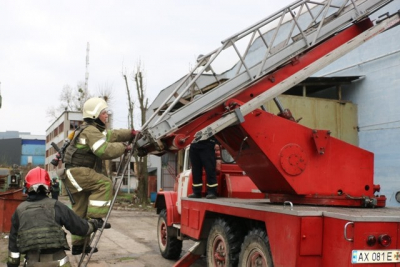 В Харькове после вражеского обстрела горели 9-этажный дом и складское помещение