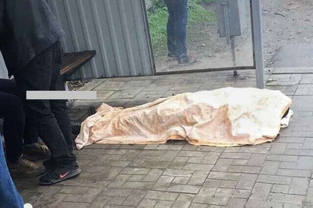 На общественной остановке в Харькове лежит мертвый человек