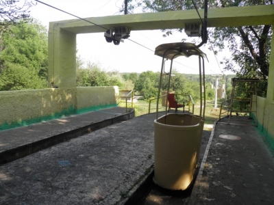 Кабинки канатной дороги остались без стекол