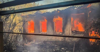 В Боровой после обстрела из РСЗО произошел пожар в частном доме