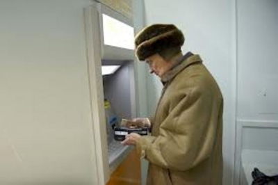 Пенсионеры занимают очередь за пенсией с 4 утра